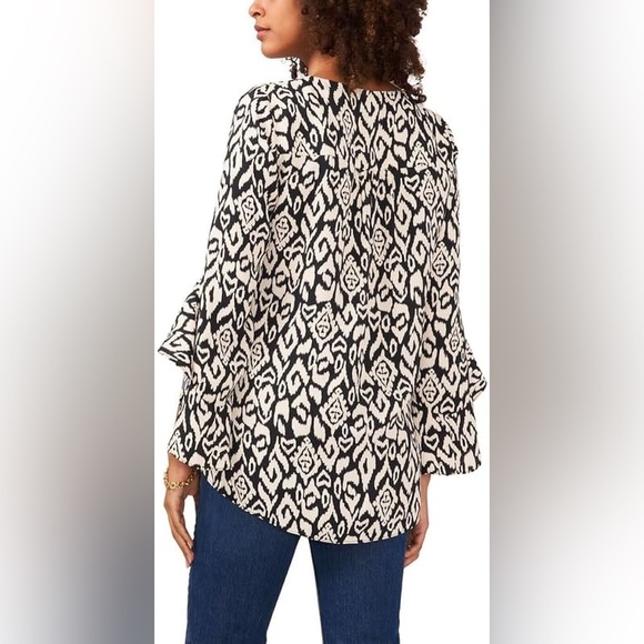 NWT Vince Camuto Etched Geo Flutter Sleeve Blouse Size Small - Picture 2 of 10